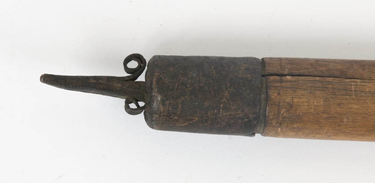 Asymmetrisk blad med lang øvre spiss og kortere nedre spiss. Bladet er klieformet. med påsmidd egg- Øksen har stset dekor på begge sider. Skjellmønstet smedmerke på utsiden. Øksen er datert 1689.
Øksehammeren har skaftehull og fliker.
Gammelt skaft med dølle,pigg.og 2 oppsmidde fliker.
Skaftet er krummet og merket med navn og datert 1688. Skftet er noe avkortet.