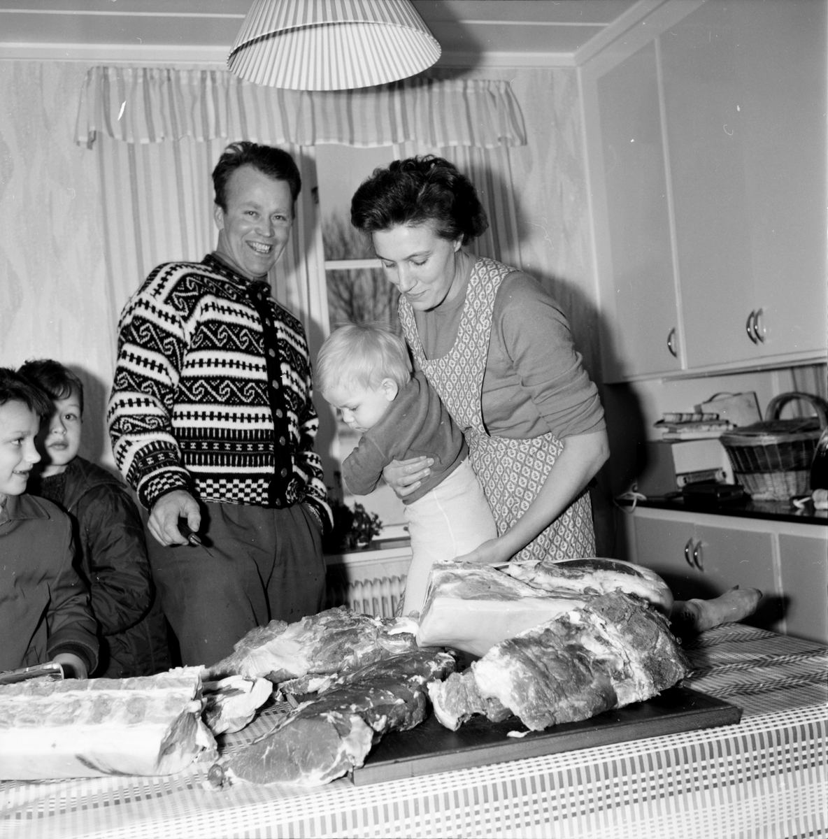 Familjen Jonas F. Svensson i Norrbyn, Söderala. 
30 nov 1965.