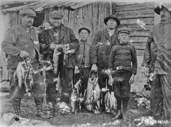 Fiskere. Menn og gutter med stor fangst.