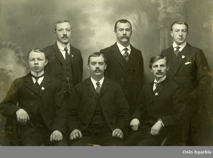 Gruppebilde av det første styret i daværende fagforeningens turn og idrettsforening. Nåværdene Sportsklubben 1909