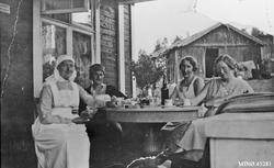 Kaffeslaberas. Fra v. Søster Karen, Gudrun Dahlen, f. Høgslå