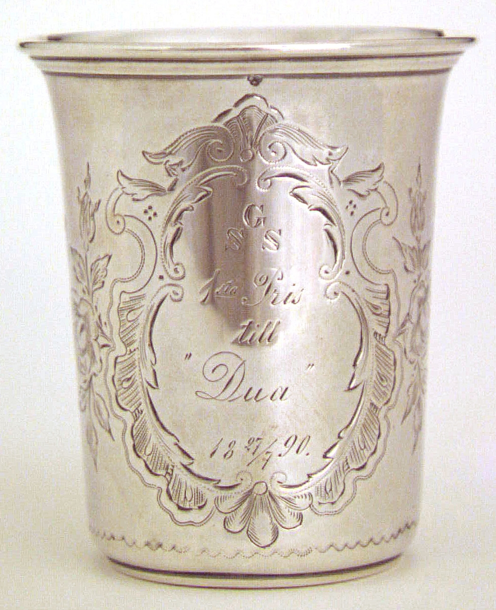 Prispokal av silver. Graverad text: GSS 1 sta pris till Dua 27/7 1890