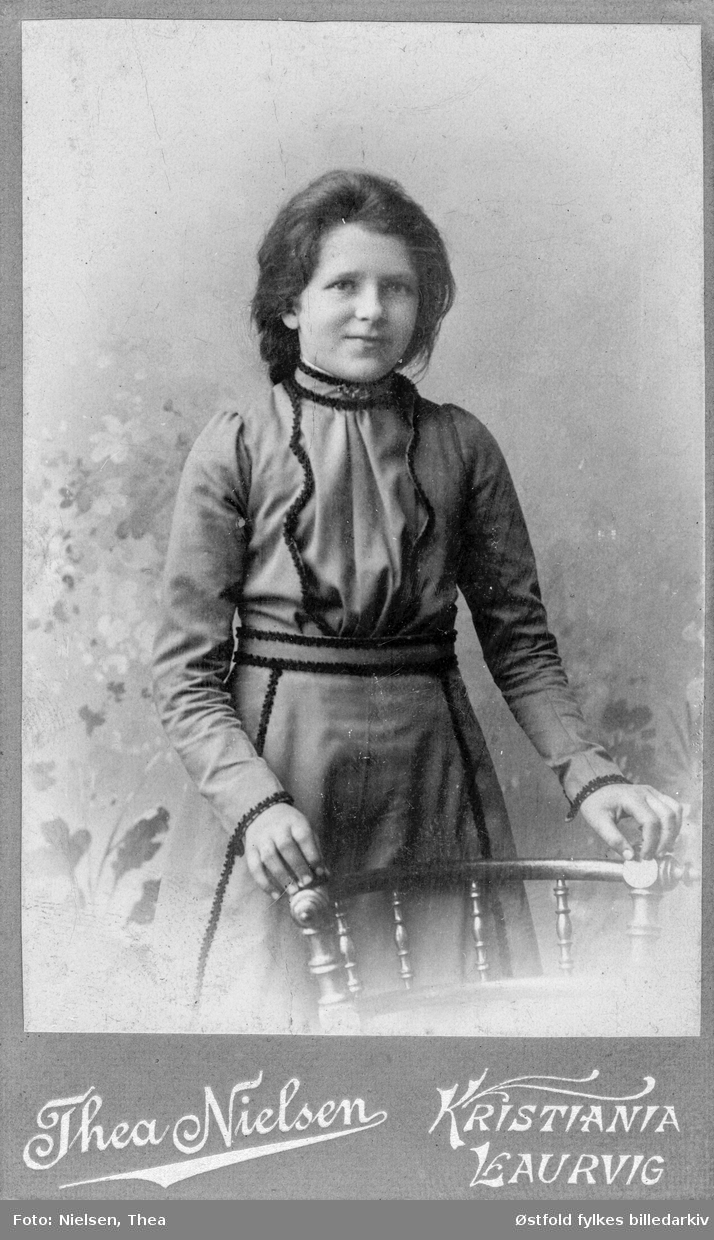 Portrett tatt i atelier av ukjent kvinne, ,visittkort, ca. 1890- 1896.