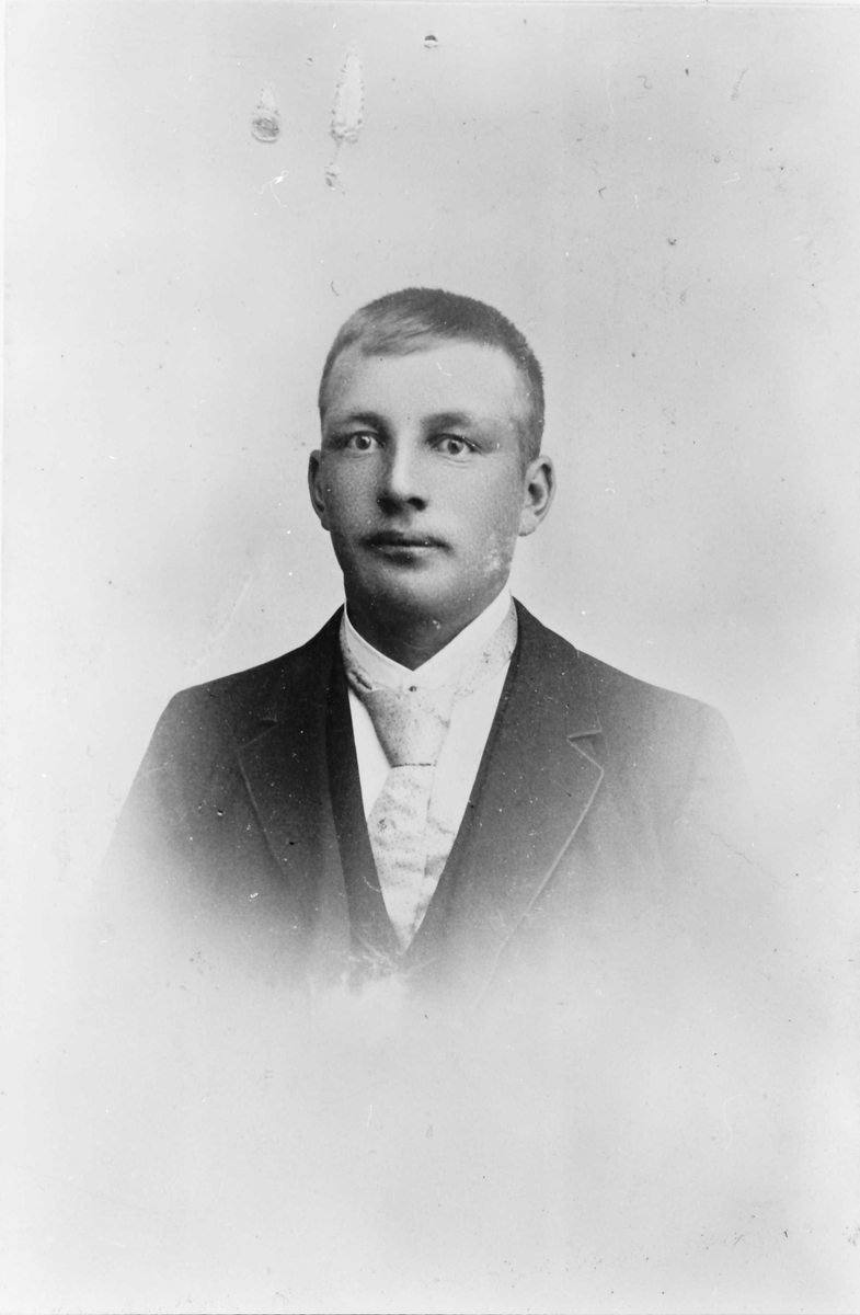 Portrett av mann Jon Estensson Haldos (født 1854, gift med Marit Pedersdatter Tømmerøyen