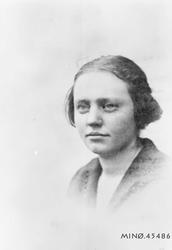 Portrett av kvinne. Anne f. 1904, lærerinne. Gift med Albert