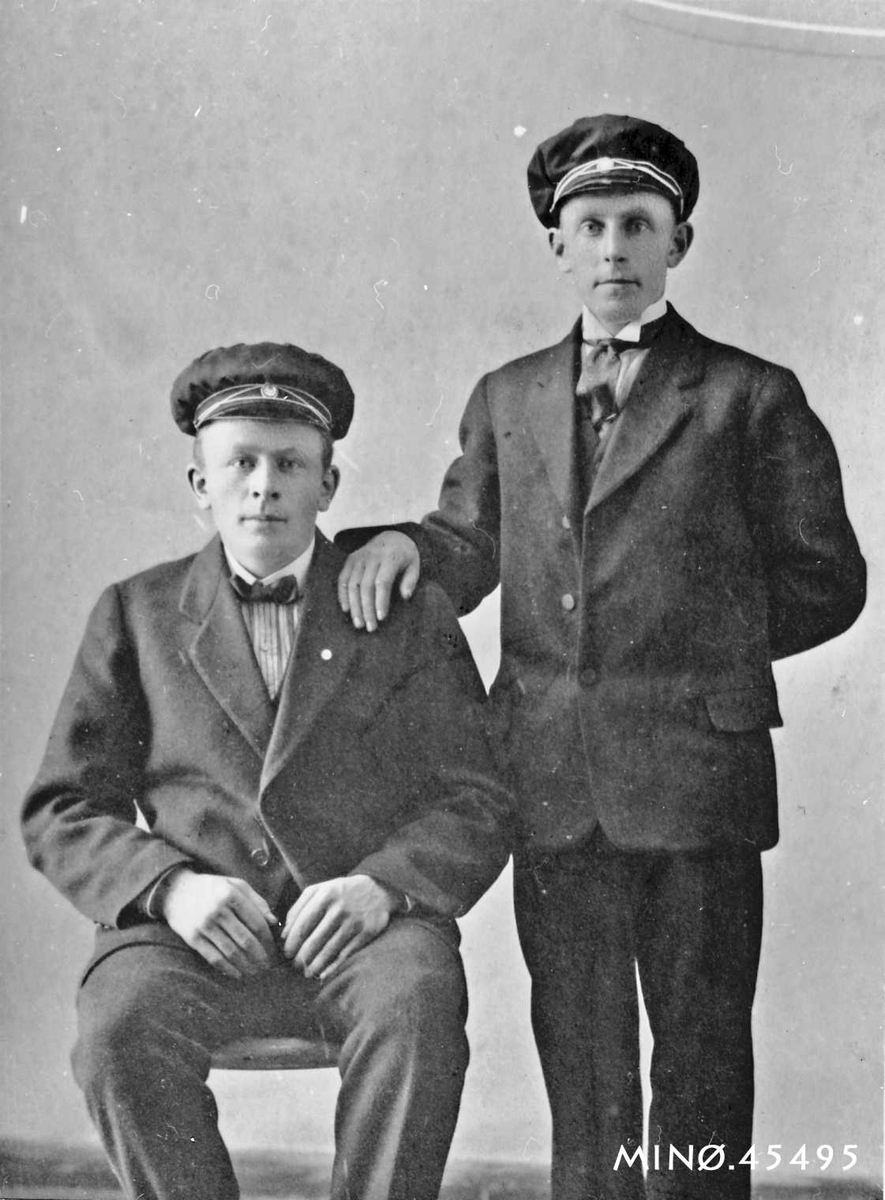 Portrett av to menn, Stein Hoel, f. 1895, Skreddarhaugen, og Ola Enget, f. 1899, Øvergård