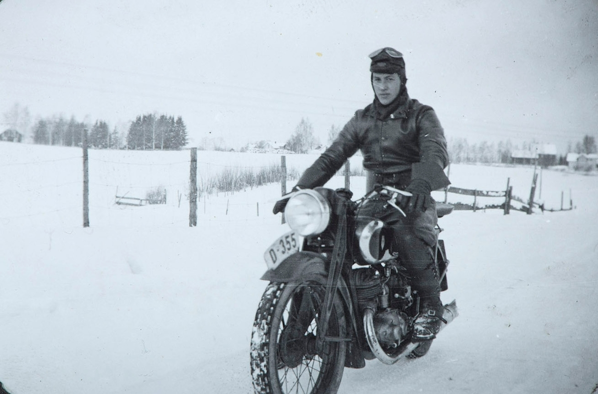 Ola Karlsen f. 1919, motorsykkel D-355, vinter. Ådalsbruk ved Bjørke.