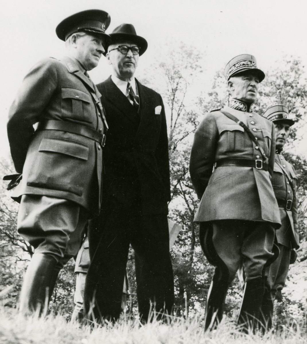 Grupporträtt av general Helge Victor Junge, general Henri Guisan och schweiziske ministern H. Vallotton, Strömholms ridskola.