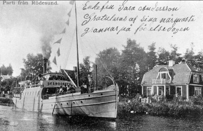 Göta Kanal, Rödesund. Båten "Skärgården" som trafikerade mellan Karlsborg och Motala ses här på väg ut i Vättern. Tåget gick på den tiden ända ner till järnvägsbryggan vid kanalbanken där resenärerna kunde gå ombord på båten. Kortet är från K-A Hanssons album.