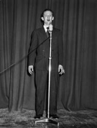 Sanger, revyartist. Diverse revyfotos fra en oppsetting, mes