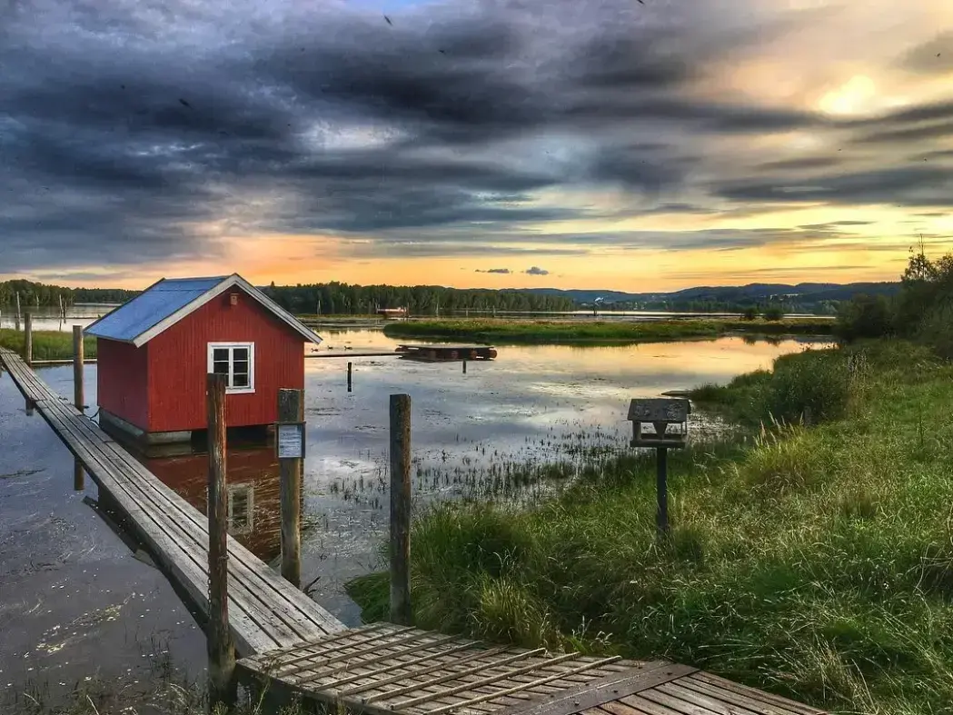Foto av hvilebrakke på elva