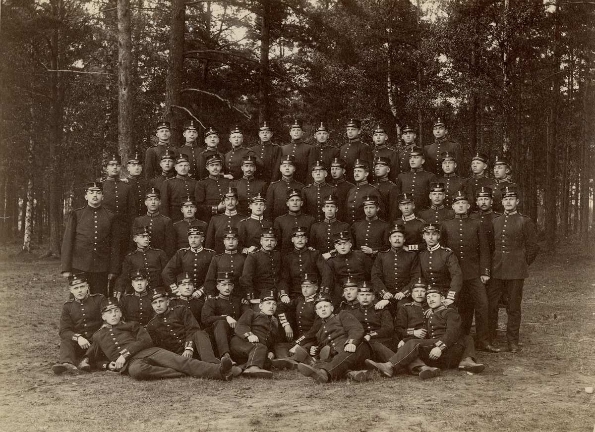 Grupporträtt av officersvolontärer på Karlsborg 1895.