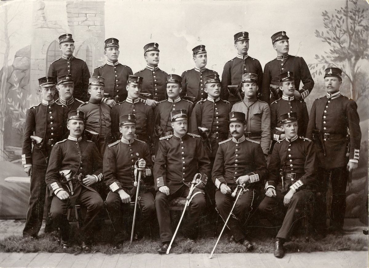 Grupporträtt av IV Arméfördelningens förvaltningsskola på Sannahed 1897.
För namn, se bild nr. 2.