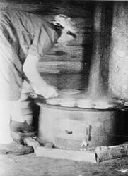 Takkpannkaker, takk-kaker, råmjølkskaker. Stekes på takke.