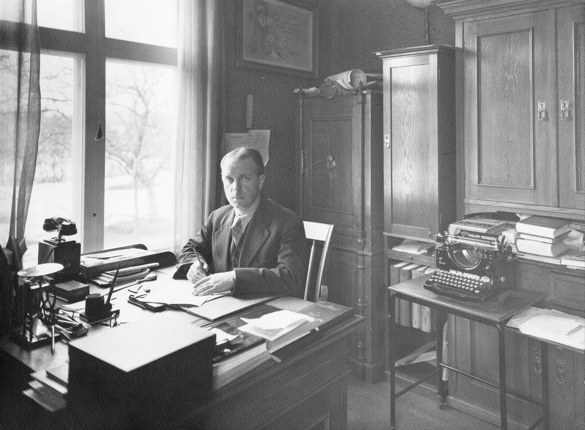 Habo Laggkärlsfabrik. På kontoret, som då var på Carlsfors, sitter Trygve Elwing vid sitt skrivbord.