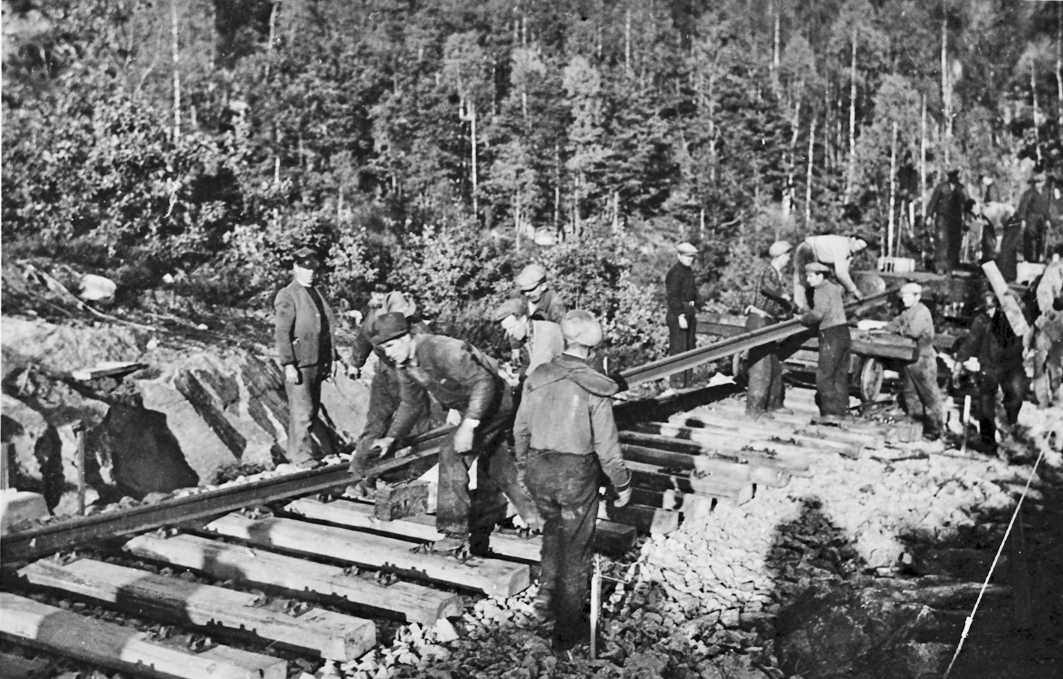 Fra Sørlandsbanen i 1941. En gjeng fra Østerdalen som holder på med skinnelegging. 