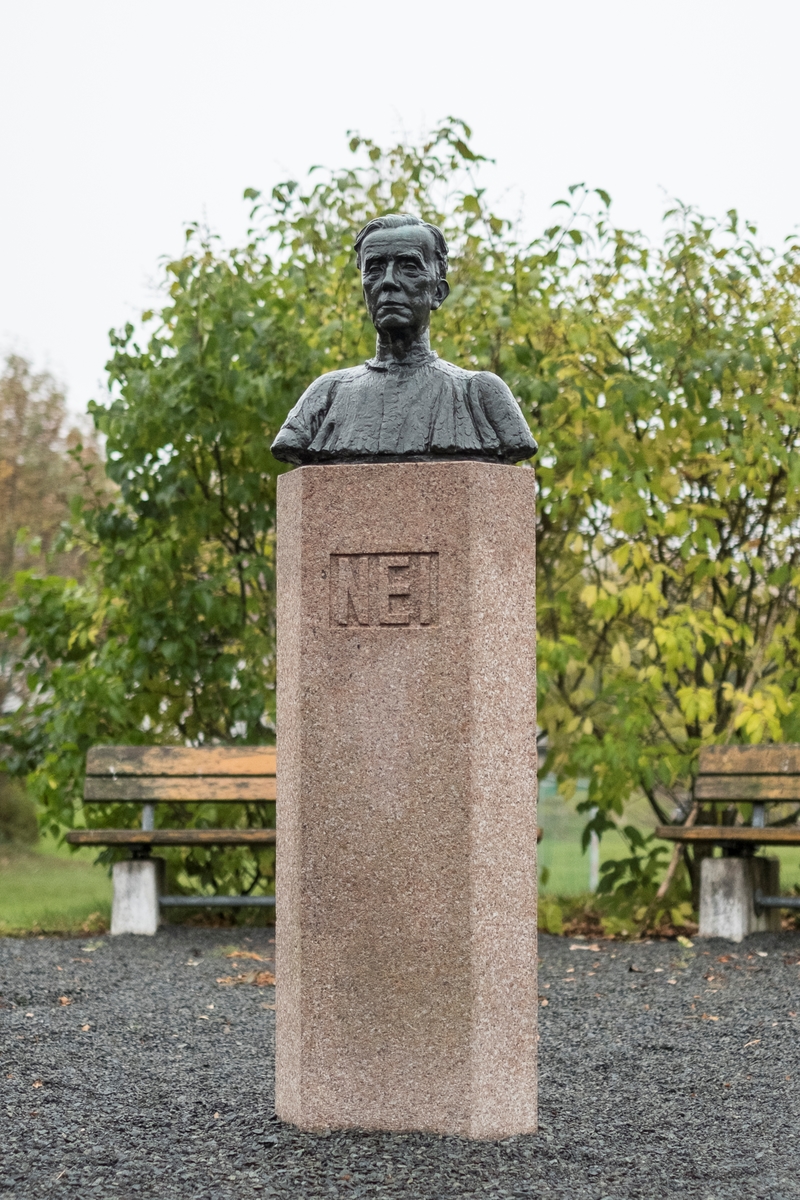 Nei-støtten ved Ila landsfengsel/Grini museum. Minnesmerke over Lauritz Sand som satt på Grini fra 1941 til frigjøringen i 1945