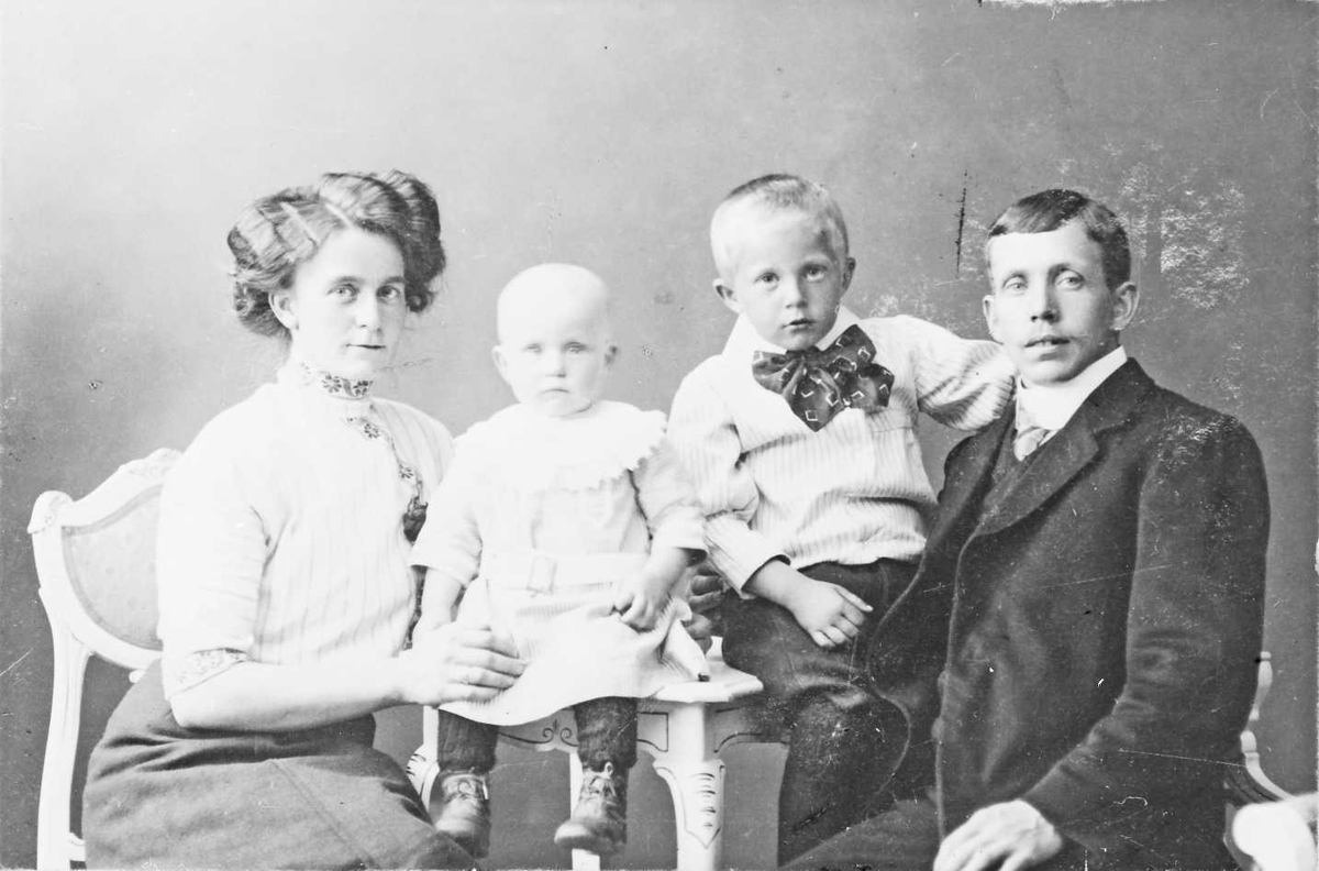 Steisandeggmoen. Julius Andresen f. 1880, g. m. Inga Thoresen f. 1884, og barna Fritz Hjalmar f. 1906, Arne f. 1911. 
