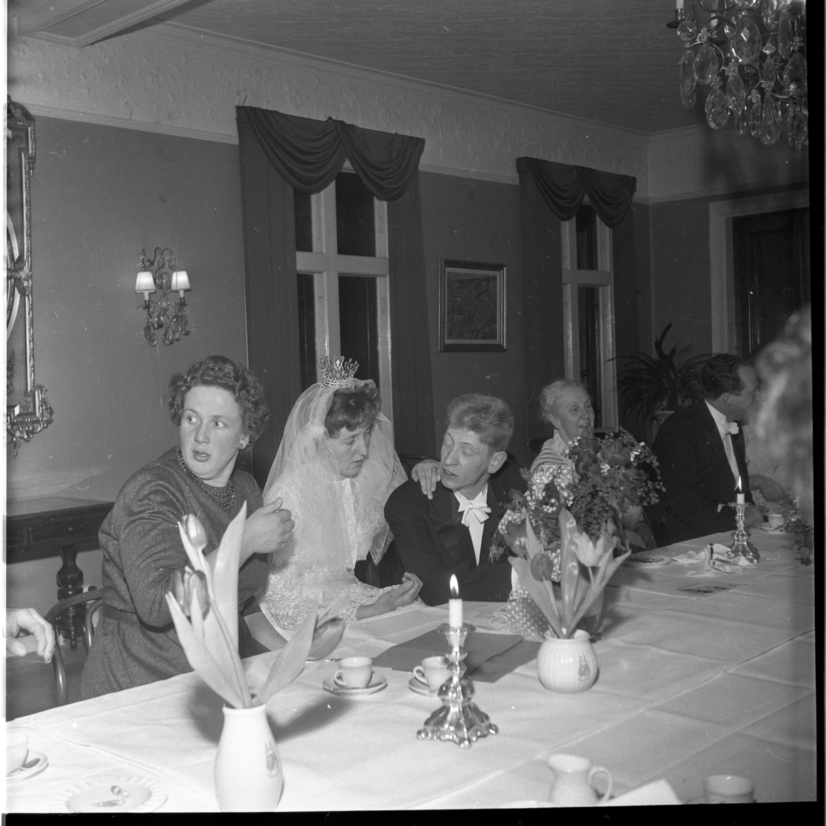 Bröllopsmiddag för Arne och Birgitta Lindblom från Ölmstad, på Ribbagården i Gränna. Till vänster om brudens sitter hennes syster. Till höger om brudgummen sitter hans mor Sigrid Lindblom.
