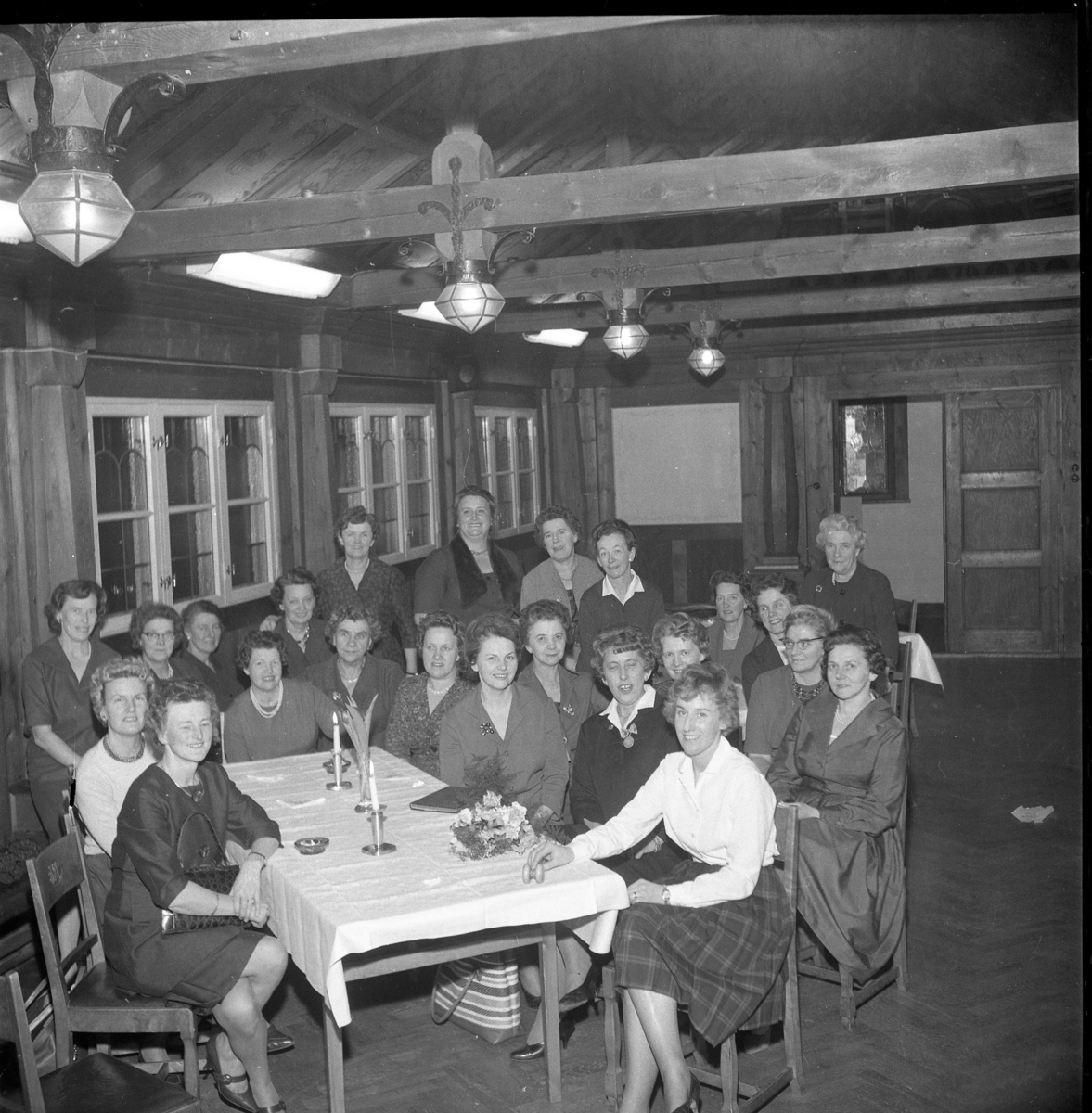 Hantverksföreningens kvinnoklubb i Jönköping håller möte, troligen årsmöte, på Gyllene Uttern i Gränna. Okänd kvinnor i kaffestugan.