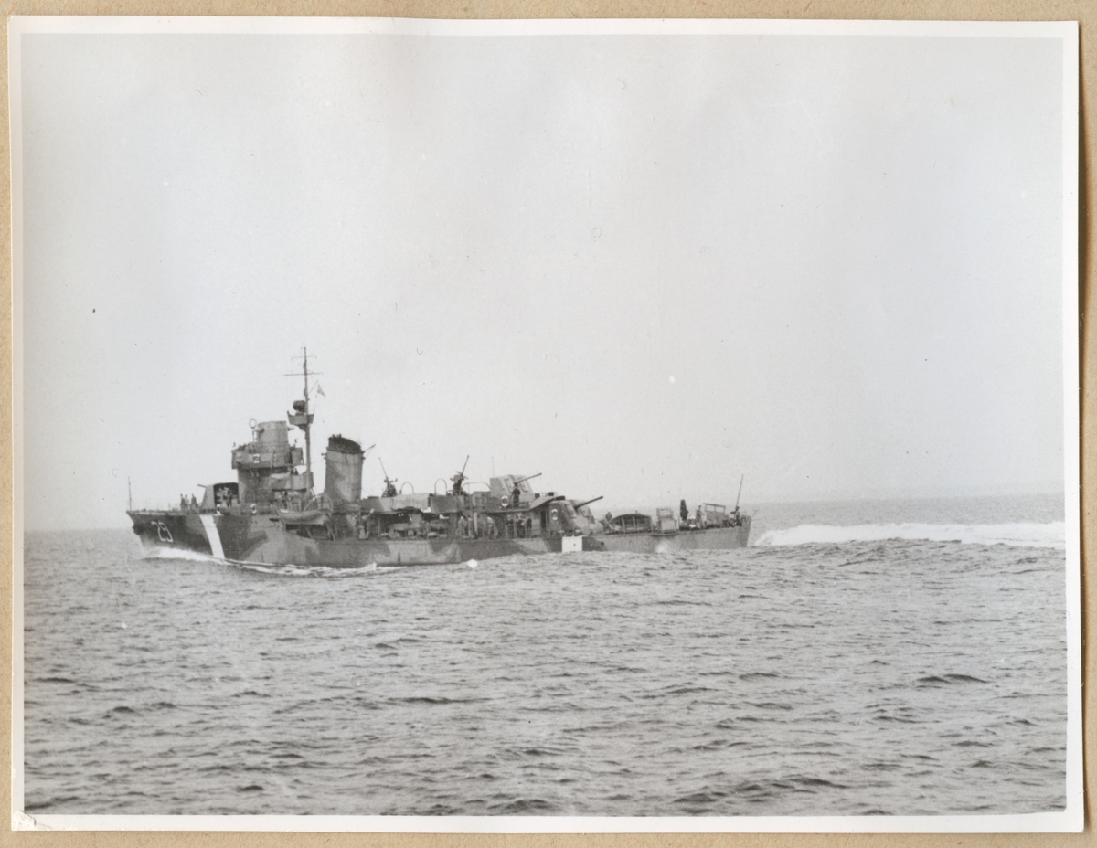 Kustjagaren HMS Mode, med fartygsnummer 29, färdas över vattnet med babordssidan mot kameran.
