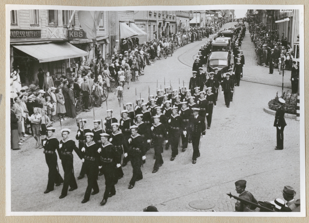 Bilden visar processionen efter jordfästningen av sex av offren från ubåten Ulven fredagen den 6. augusti 1943 i Fredrikskyrkan.