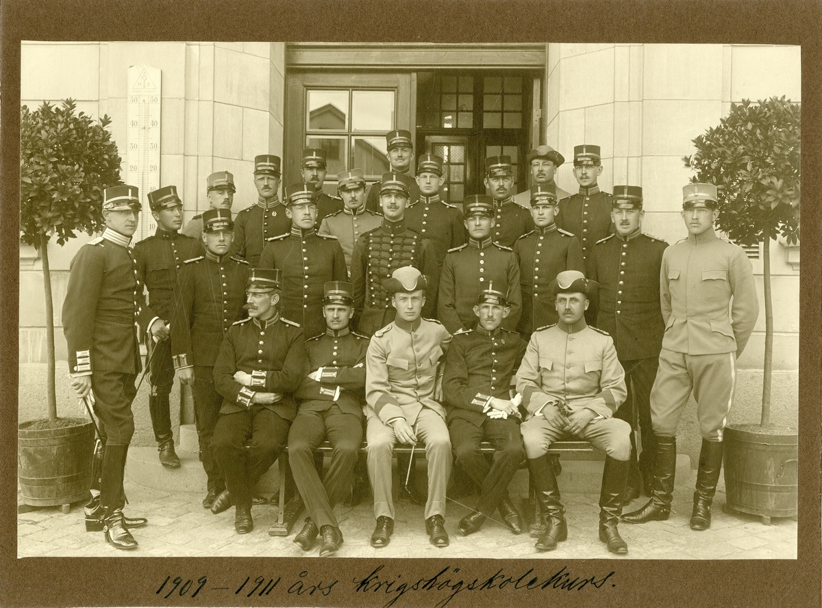 Grupporträtt av officerare på krigshögskolekurs år 1909-1911.