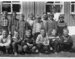 Dalen skule med lærerinne Anne Horten, 1959. Fremst f. v. : 