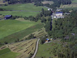 Sør-Fron, Harpefoss skule. Gult bolighus i forgrunnen,