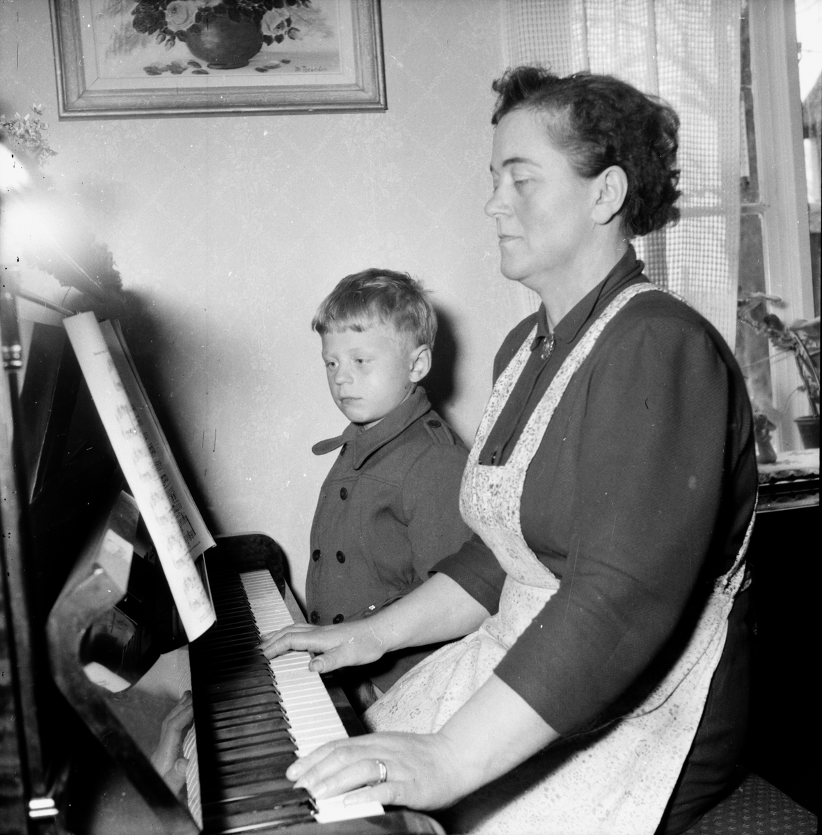 Familjen Bergström spelar piano.
Stråtjära, Hälsingland.