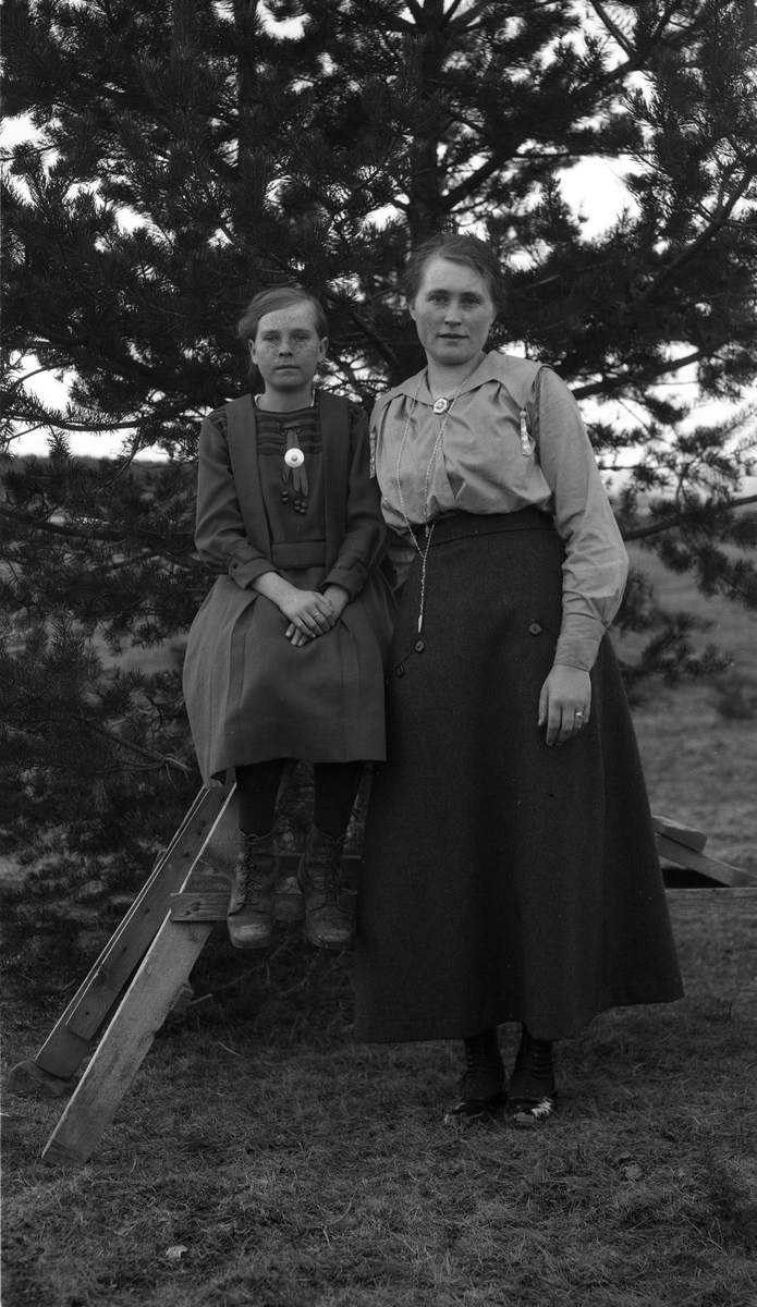 Karine Røisli (f.Pedersen) til høyre, og trolig hennes yngre søster Petra, gift Johansen.