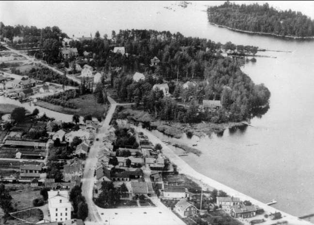 Flygfoto över delar av Karlsborg, bl.a. Rödesund och Kanalholmen, år 1935.