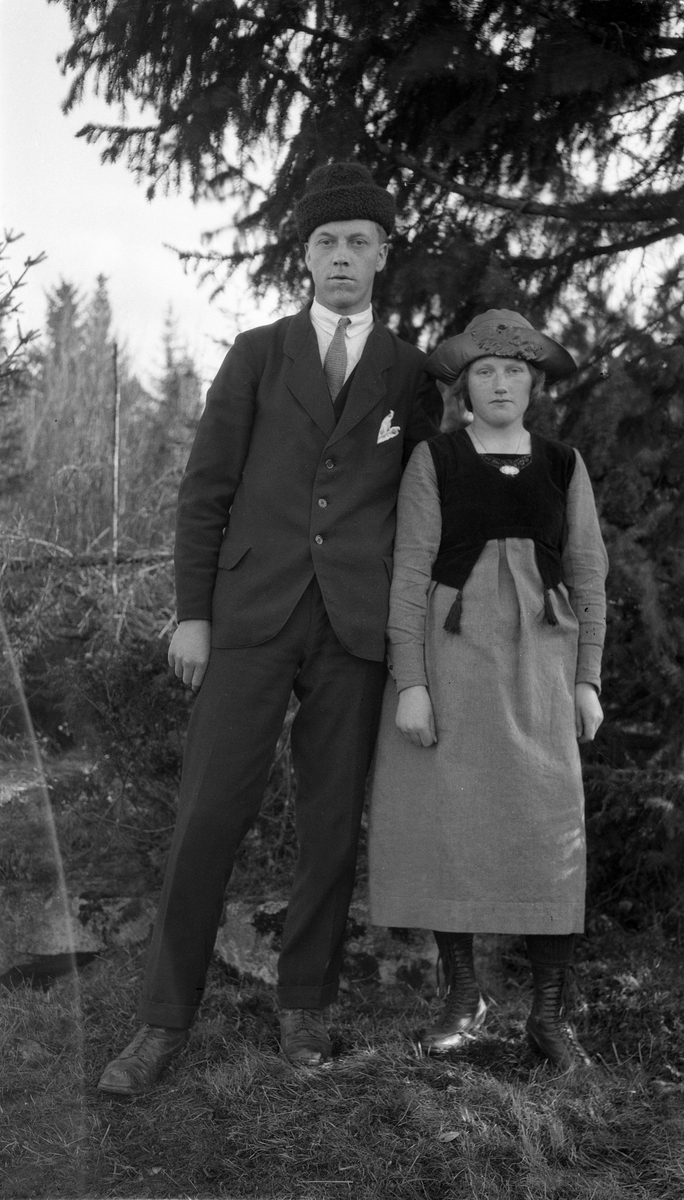 En serie på sju bilder av fire uidentifiserte personer, to kvinner og to menn. På det første bildet alle fire sammen, ellers to-og-to eller enkeltvis.