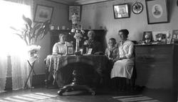 August og Anne Holmstad med barna Karine og Anders.
Fir bil