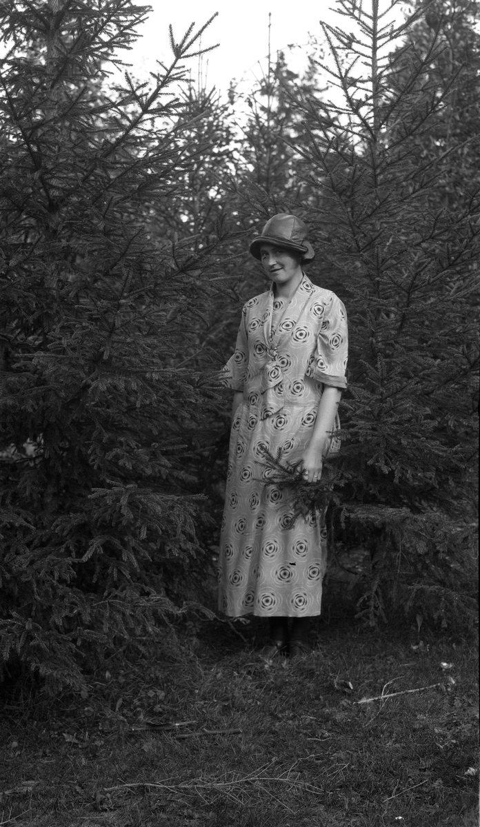 Karine Røisli (f.Pedersen), september 1925.
Fire bilder med personen i ulike positurer, alle i helfigur og i friluft.