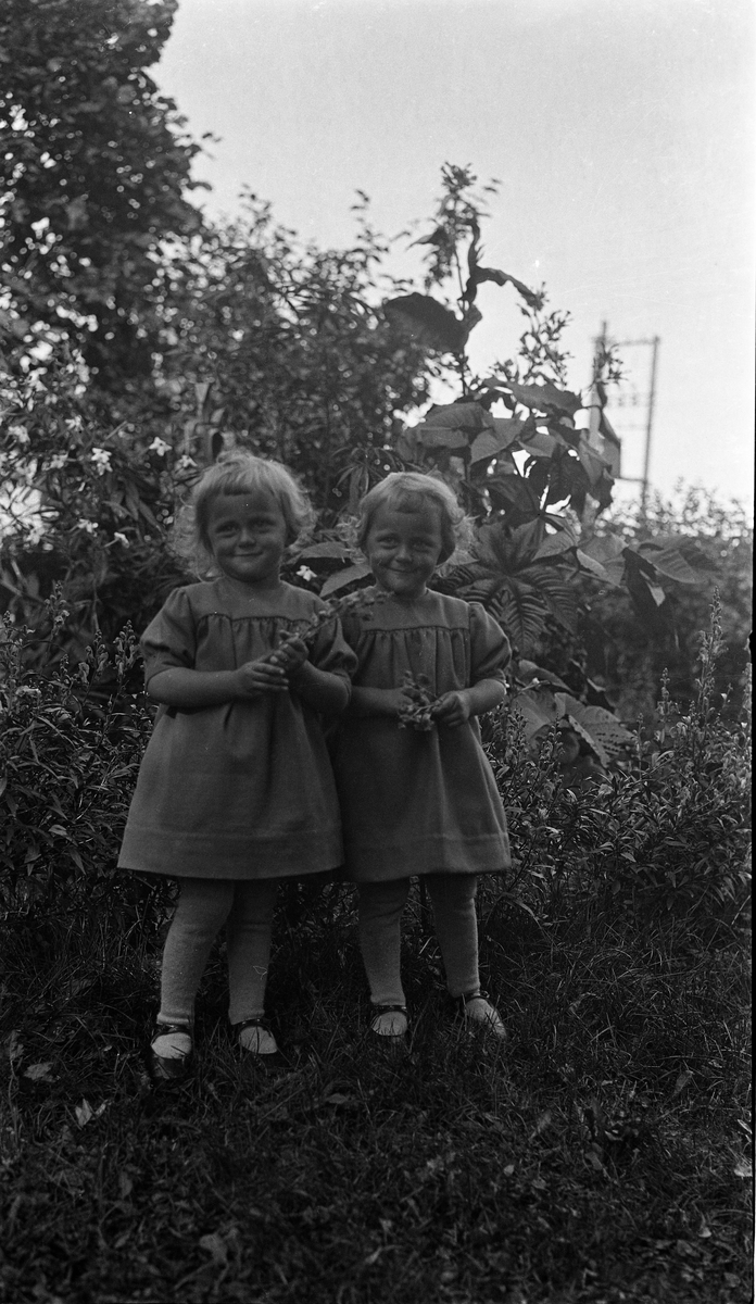 Nora Lunden (til venstre) og Olaug Rust, begge født Nøkleby fra Kraby østre, sammen med Noras tvillinger Bjørg og Olaug.
Bilde 2: Bare tvillingene.