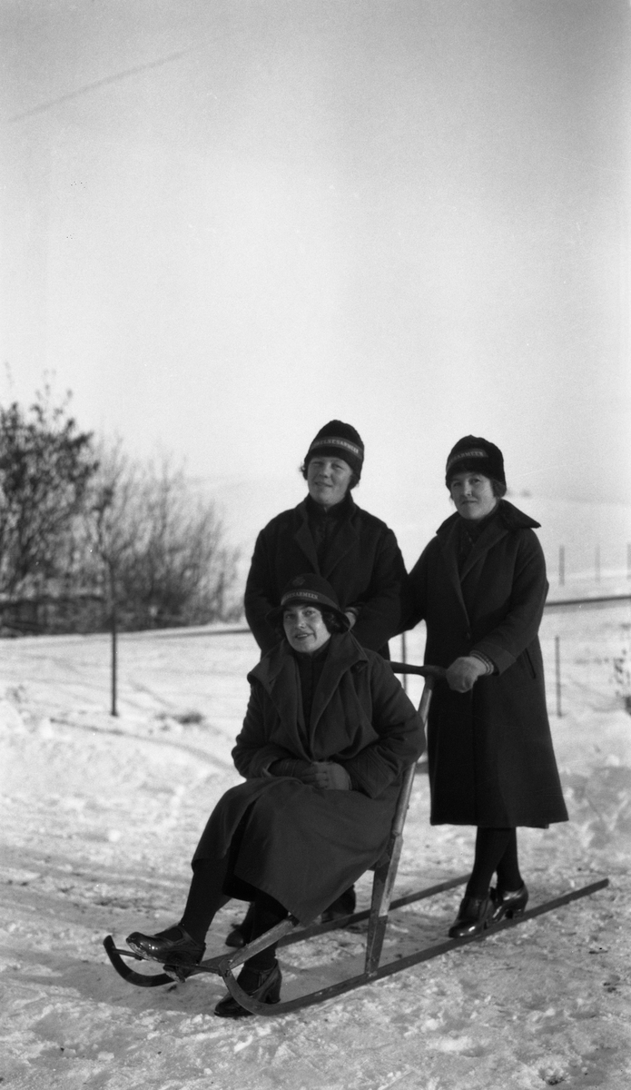 Tre kvinner i Frelsesarmeens uniform. Ti bilder med kvinnene i ulike sammenstillinger: Enkeltvis, to-og-to, eller alle tre sammen.
Ingen av de tre er identifisert.