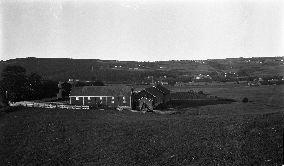 Gården Slagsvold i Østre Toten, 1926. To bilder fra ulike vinkler, og dermed forskjellig hvilke bygninger som er i fokus: På det ene driftsbygningene, på det andre vånigshusene.