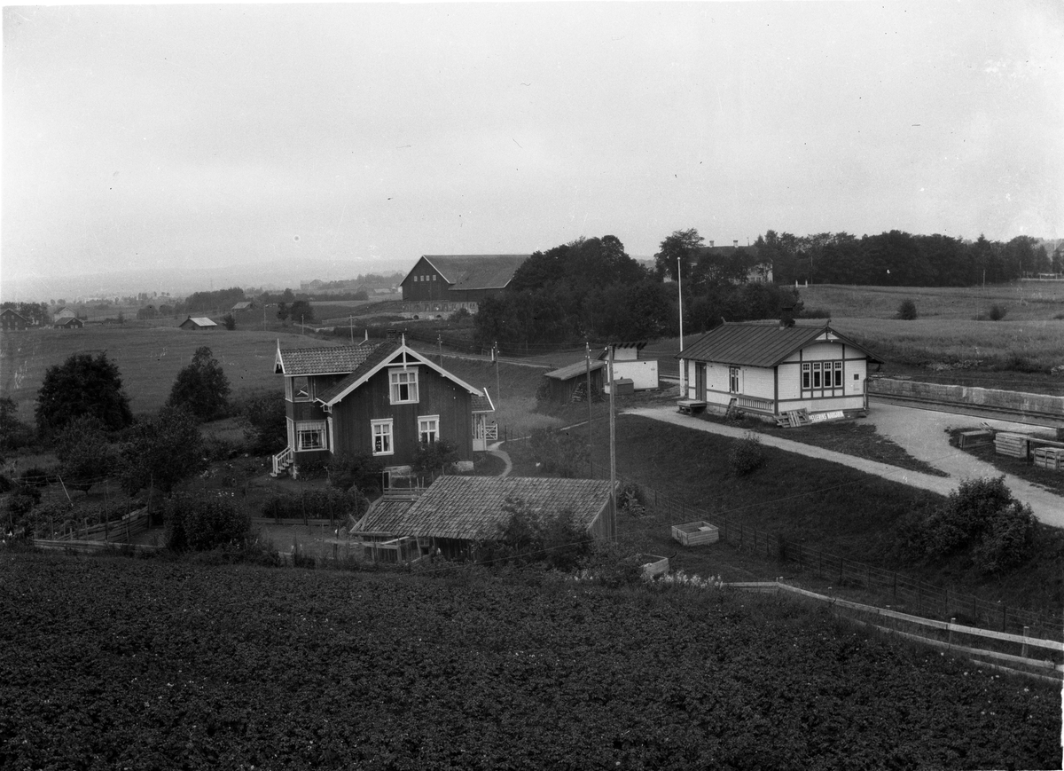 Kraby stasjon, Ø.Toten. I bakgrunnen gården Rogneby.