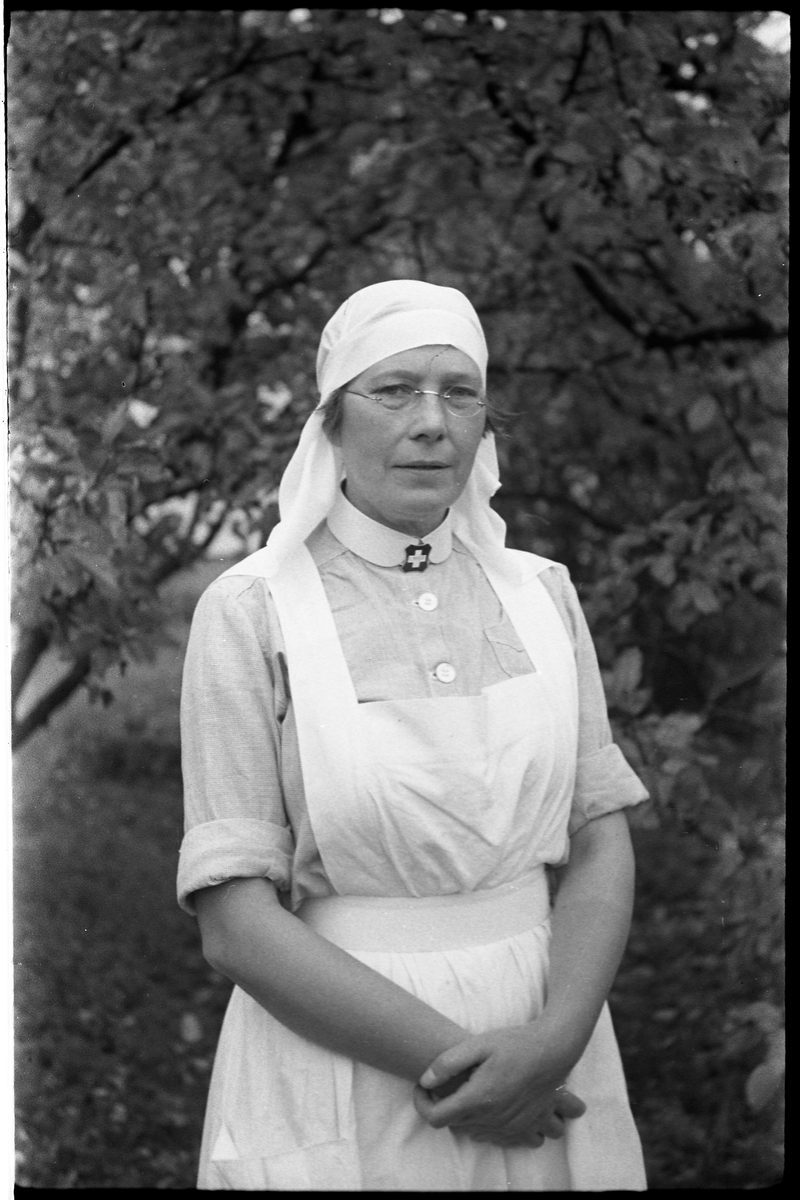 Kvinneportrett. sykepleier. Fotografen har skrevet "Søster Magda". Ytterligere identifikasjon foreligger ikke.
