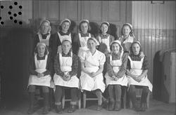 Fotografen har kalt dette "Gruppe kokkeskolen", men det fram