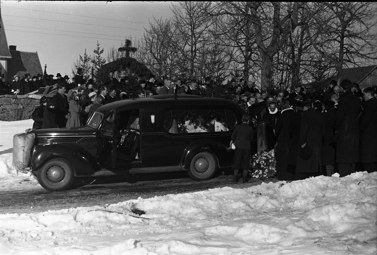 Sogneprest Ole Rambech Bugges begravelse fra Kolbu kirke mars 1944. Serie på 18 bilder hvorav noen er fra høytideligheten inne i kirka, mens andre er fra utsida av kirka når båra føres ut til den ventende gravferdsbilen. Forrest i prosesjonen går bl.a. sogneprest i Hoff, Ingebrigt Hole.
