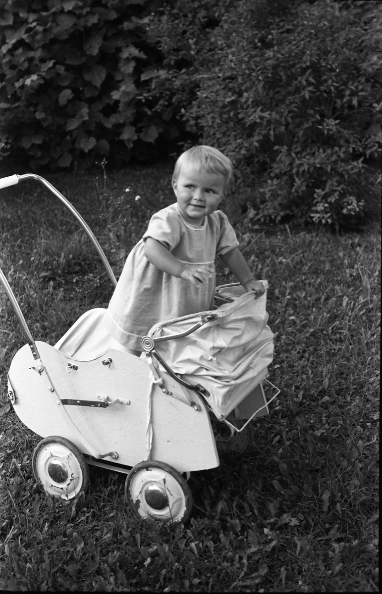Kari Hovengen, vel ett år, på/i/ved/i barnevogn. Serie på 9 bilder. På bilde nr. 7 er også mora Ingrid med.
