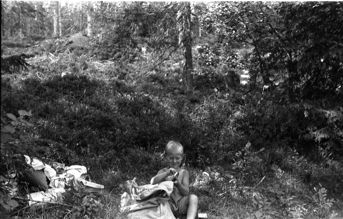 Kjell Røisli, Trolig på Totenåsen sommeren 1945.