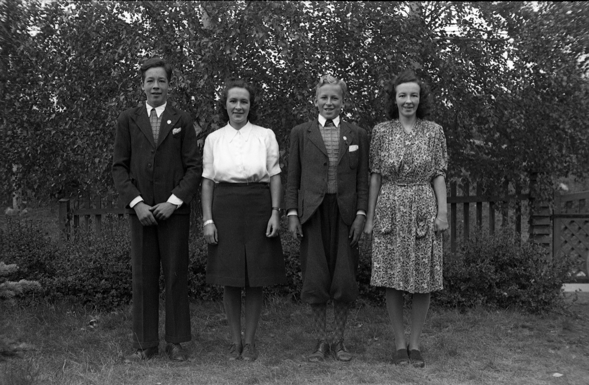 Tre bilder av søsknene Petterson, barna til Gustav Adolf og Marit Petterson. Lengst til høyre på bilde 1 og 2 står Borghild Serine som ble gift Suhr, guttene er Gustav Adolf og Oddvar, men det er ikke klart hvem er hvem, mens navnet på søstera  i hvit bluse er ukjent.