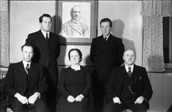 Portrett av fire mannfolk og ei kvinne, trolig et styre/en k