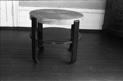 Møbler - Salongbord og skap. Seks bilder.