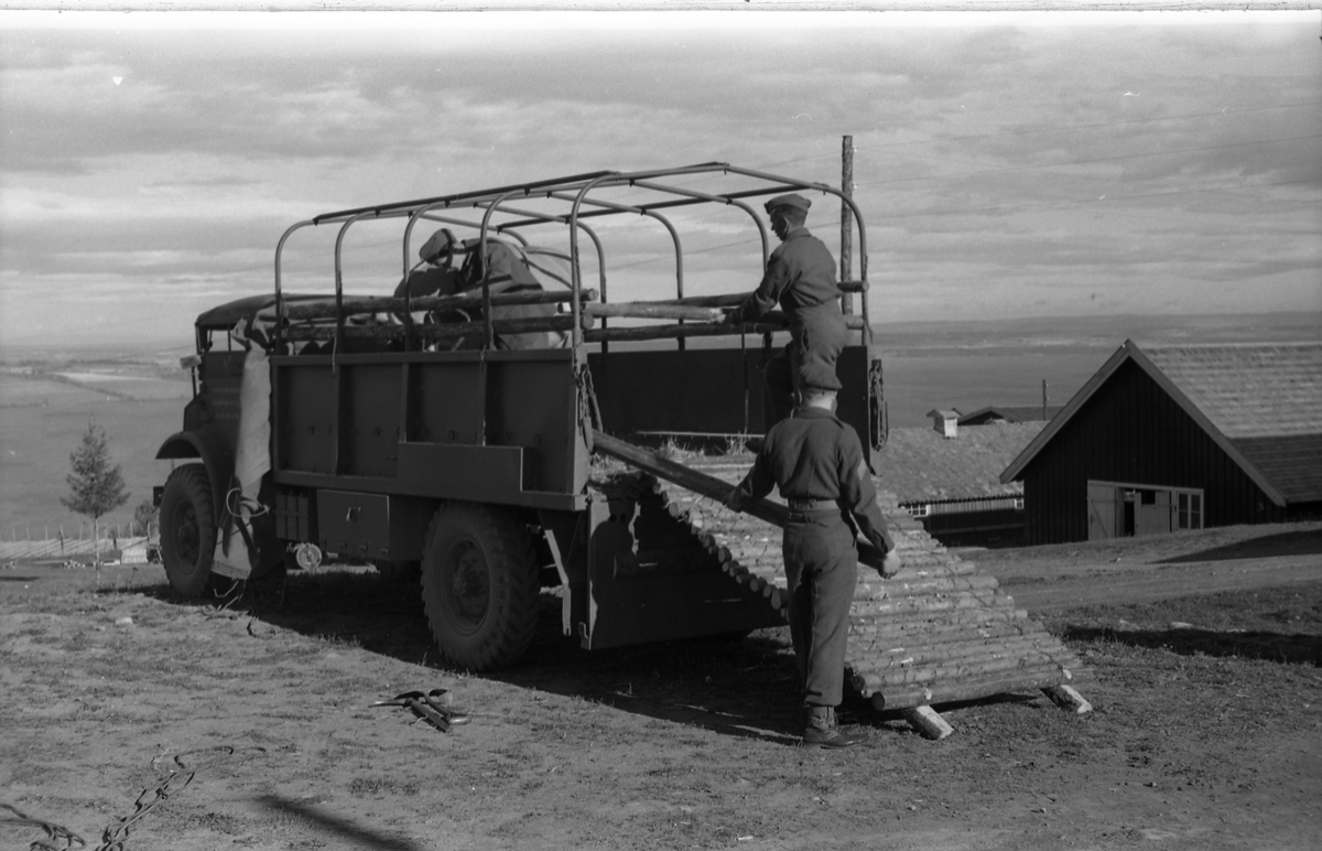 Opplasting av hester på lastebil ved Hærens Hesteskole på Starum september 1948. Serie på 24 bilder. Lengst til venstre på bilde nr. 1 står daværende sersjant Ottar Markeng.
Bildene nr. 1-4 og 17-24 eer trolig fra Hoffsvangen, de øvrige fra Starum Leir.
