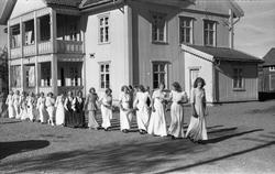 Konfirmanter i prosesjon fra Hoff Kommunelokale til Hoff kir