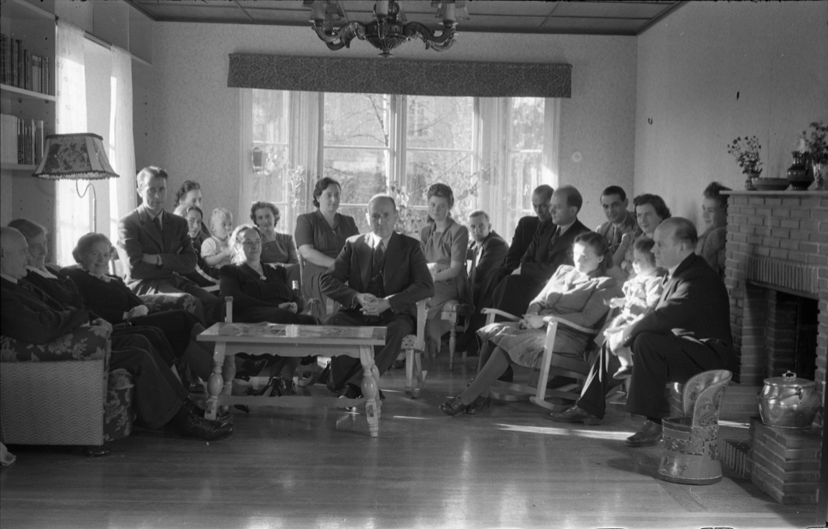 Gruppebilde, trolig tatt i stua hos dr. Torbjørn Lieng (sitter foran til høyre) på Lena. De øvrige personene er ikke identifisert. Seks bilder.